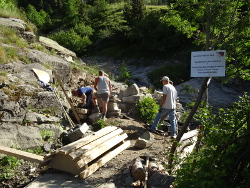  Au Sellaret on commence par deposer en totalite le montage a blanc de la voute du tunnel